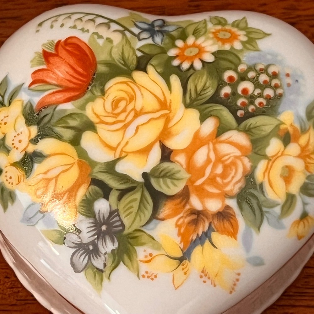 Vintage Heart Shaped Porcelain Trinket Box Floral Rose Gold Trim Scalloped Base - Picture 13 of 16